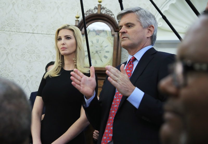 Η Ιβάνκα Τραμπ άλλαξε λουκ -Εμφανίστηκε με πιο κοντά μαλλιά [εικόνες] | iefimerida.gr 0