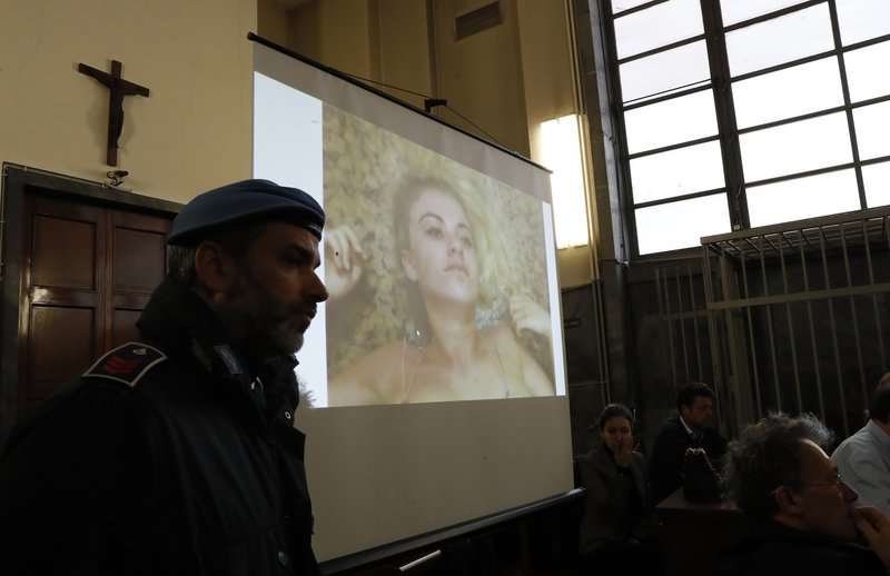 «Εδώ κοιμόμουν με τον Λούκας»: Το μοντέλο Κλόι Εϊλινγκ έδειξε πού την κρατούσαν αιχμάλωτη [βίντεο] | iefimerida.gr 2