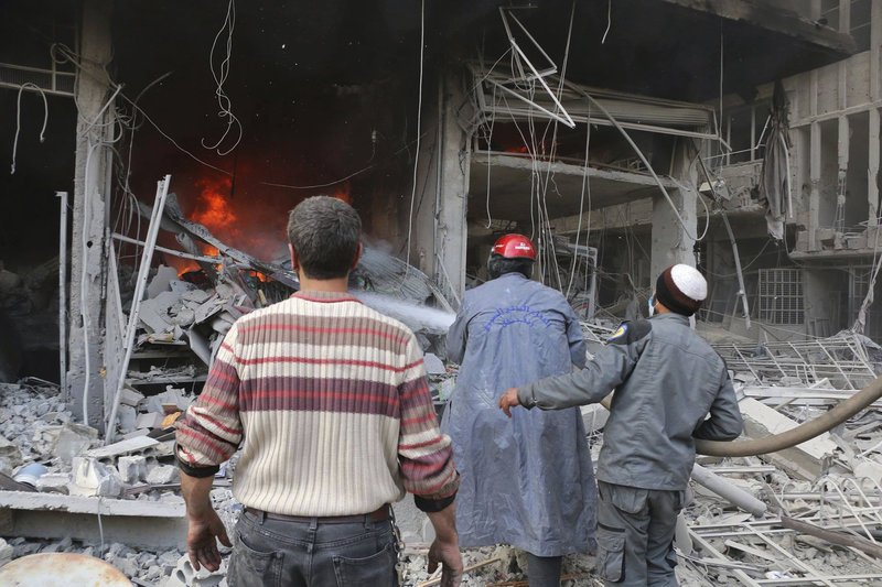 Δραματικές εικόνες: Σύρος εικονολήπτης βρίσκει θαμμένη στα ερείπια την οικογένειά του, μετά από βομβαρδισμό [βίντεο]  | iefimerida.gr 4