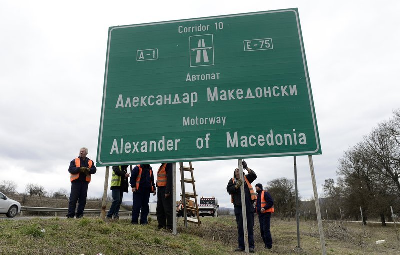 Σκόπια: Ξήλωσαν το «Μέγας Αλέξανδρος» από την πινακίδα του αεροδρομίου [εικόνες & βίντεο] | iefimerida.gr 5