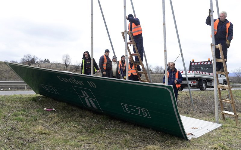 Σκόπια: Ξήλωσαν το «Μέγας Αλέξανδρος» από την πινακίδα του αεροδρομίου [εικόνες & βίντεο] | iefimerida.gr 7