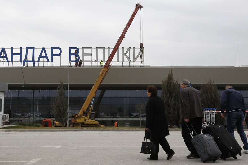 Σκόπια: Ξήλωσαν το «Μέγας Αλέξανδρος» από την πινακίδα του αεροδρομίου [εικόνες & βίντεο] | iefimerida.gr 1