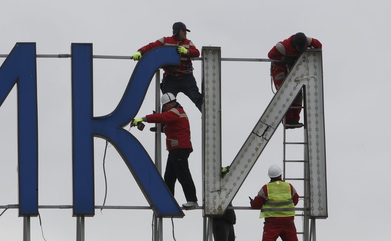 Σκόπια: Ξήλωσαν το «Μέγας Αλέξανδρος» από την πινακίδα του αεροδρομίου [εικόνες & βίντεο] | iefimerida.gr 3