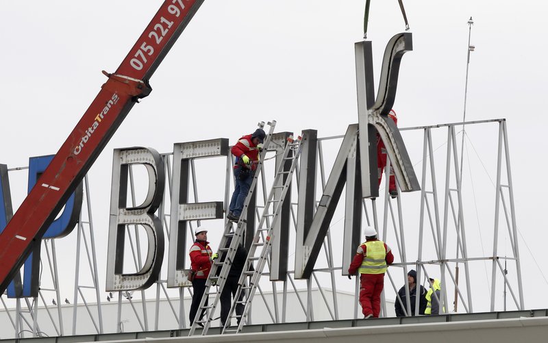 Σκόπια: Ξήλωσαν το «Μέγας Αλέξανδρος» από την πινακίδα του αεροδρομίου [εικόνες & βίντεο] | iefimerida.gr 2