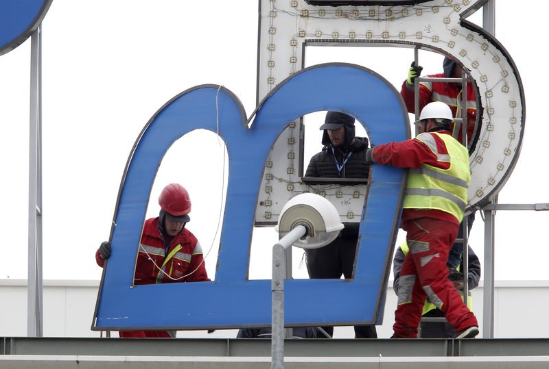 Σκόπια: Ξήλωσαν το «Μέγας Αλέξανδρος» από την πινακίδα του αεροδρομίου [εικόνες & βίντεο] | iefimerida.gr 4
