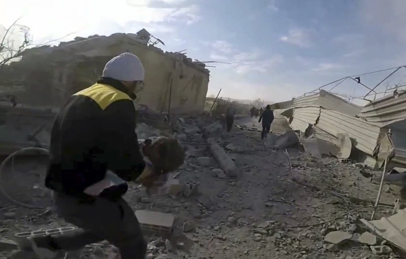 Θαύμα στα ερείπια της Ανατολικής Γούτα στη Συρία: Ανασύρθηκε ζωντανό ένα μωρό [βίντεο]  | iefimerida.gr 3