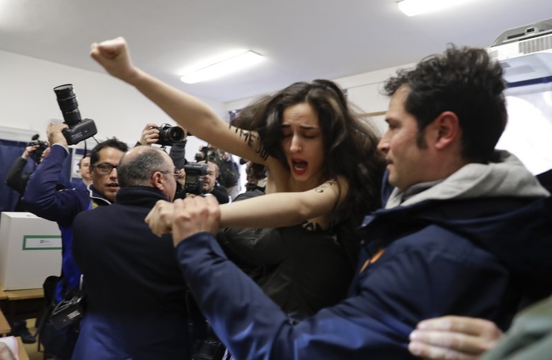 Ιταλικές εκλογές: Γυμνόστηθη Femen «έκραξε» τον Μπερλουσκόνι ενώ ψήφιζε [βίντεο] | iefimerida.gr 1
