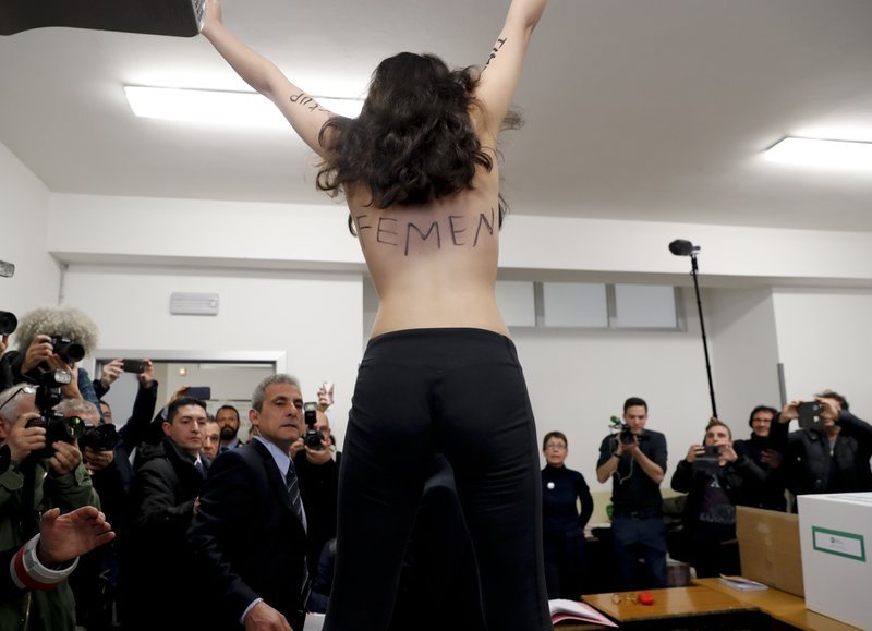 Ιταλικές εκλογές: Γυμνόστηθη Femen «έκραξε» τον Μπερλουσκόνι ενώ ψήφιζε [βίντεο] | iefimerida.gr 0