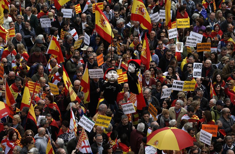 Βαρκελώνη: Χιλιάδες διαδήλωσαν κατά της αυτονομίας της Καταλονίας [εικόνες] | iefimerida.gr 1