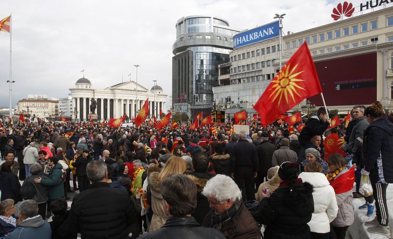  Διαδήλωση στα Σκόπια: «Είμαστε Μακεδόνες» φώναξαν κάτω από το άγαλμα του Μ. Αλεξάνδρου [εικόνες & βίντεο] | iefimerida.gr 5