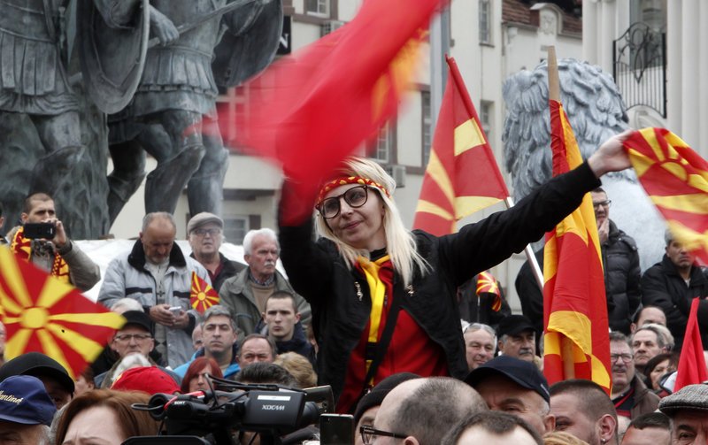  Διαδήλωση στα Σκόπια: «Είμαστε Μακεδόνες» φώναξαν κάτω από το άγαλμα του Μ. Αλεξάνδρου [εικόνες & βίντεο] | iefimerida.gr 1