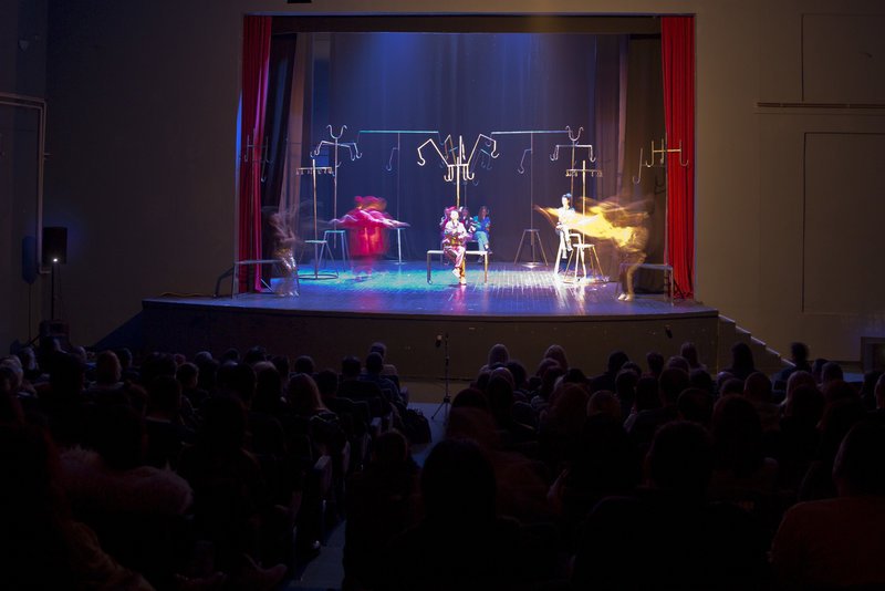 Εκαναν μιούζικαλ το βίο του Μιλόσεβιτς -Μέχρι και τη δίκη του στη Χάγη [εικόνες & βίντεο] | iefimerida.gr 3