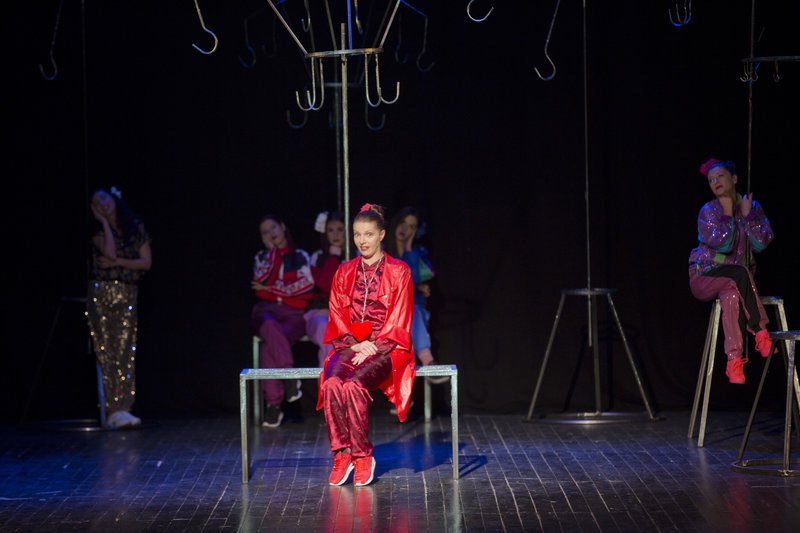 Εκαναν μιούζικαλ το βίο του Μιλόσεβιτς -Μέχρι και τη δίκη του στη Χάγη [εικόνες & βίντεο] | iefimerida.gr 2