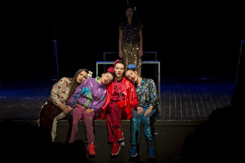 Εκαναν μιούζικαλ το βίο του Μιλόσεβιτς -Μέχρι και τη δίκη του στη Χάγη [εικόνες & βίντεο] | iefimerida.gr 0