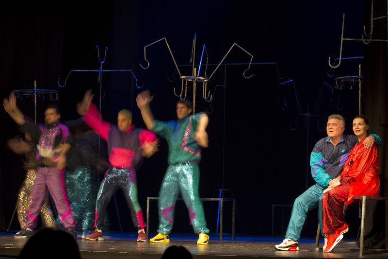 Εκαναν μιούζικαλ το βίο του Μιλόσεβιτς -Μέχρι και τη δίκη του στη Χάγη [εικόνες & βίντεο] | iefimerida.gr 1