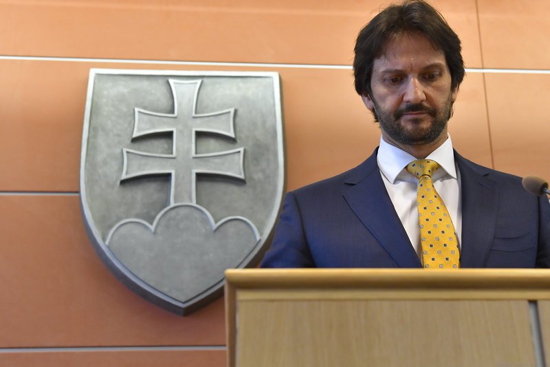 Κουνώντας τα κλειδιά τους οι Σλοβάκοι διαδηλώνουν κατά της κυβέρνησης Φίτσο [εικόνες] | iefimerida.gr 4