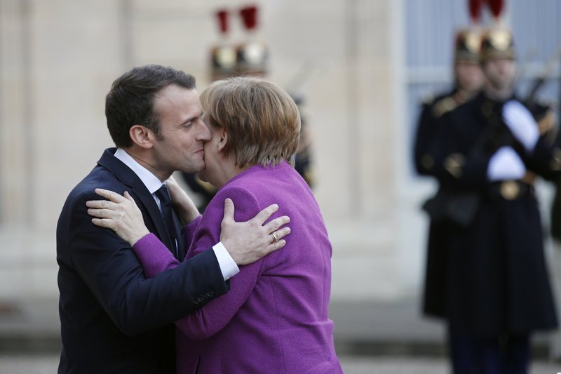 Mε αγκαλιές και φιλιά υποδέχτηκε ο Μακρόν την Μέρκελ -Θα συζητήσουν για τον νέο «οδικό χάρτη» της ΕΕ [εικόνες] | iefimerida.gr 0