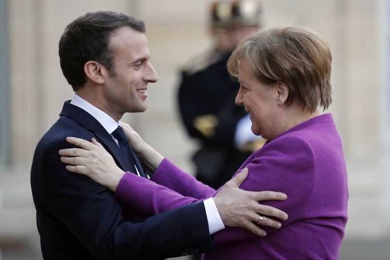 Mε αγκαλιές και φιλιά υποδέχτηκε ο Μακρόν την Μέρκελ -Θα συζητήσουν για τον νέο «οδικό χάρτη» της ΕΕ [εικόνες] | iefimerida.gr 1