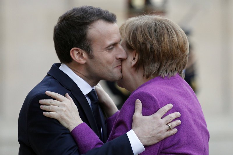 Mε αγκαλιές και φιλιά υποδέχτηκε ο Μακρόν την Μέρκελ -Θα συζητήσουν για τον νέο «οδικό χάρτη» της ΕΕ [εικόνες] | iefimerida.gr 2