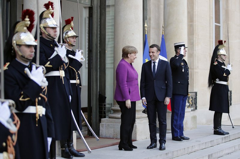 Mε αγκαλιές και φιλιά υποδέχτηκε ο Μακρόν την Μέρκελ -Θα συζητήσουν για τον νέο «οδικό χάρτη» της ΕΕ [εικόνες] | iefimerida.gr 3