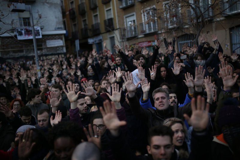 Πεδίο μάχης η Μαδρίτη με αφορμή τον θάνατο 35χρονου πλανόδιου πωλητή [εικόνες] | iefimerida.gr 2