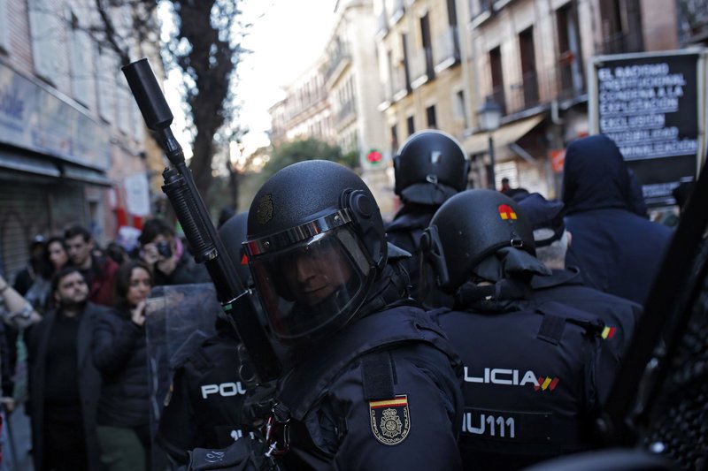 Πεδίο μάχης η Μαδρίτη με αφορμή τον θάνατο 35χρονου πλανόδιου πωλητή [εικόνες] | iefimerida.gr 3