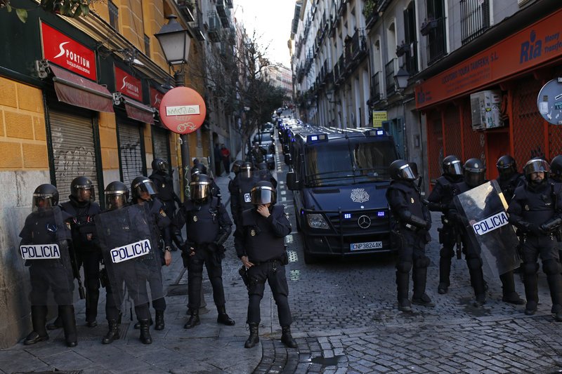 Πεδίο μάχης η Μαδρίτη με αφορμή τον θάνατο 35χρονου πλανόδιου πωλητή [εικόνες] | iefimerida.gr 4