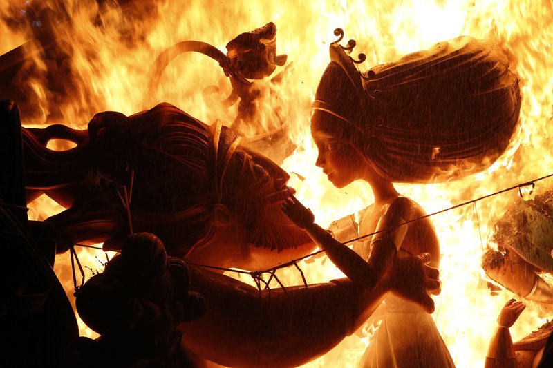 Fallas: Το αλλόκοτο φεστιβάλ της Ισπανίας -Φτιαχνουν τεράστια γλυπτά και τα πυρπολούν [εικόνες] | iefimerida.gr 5
