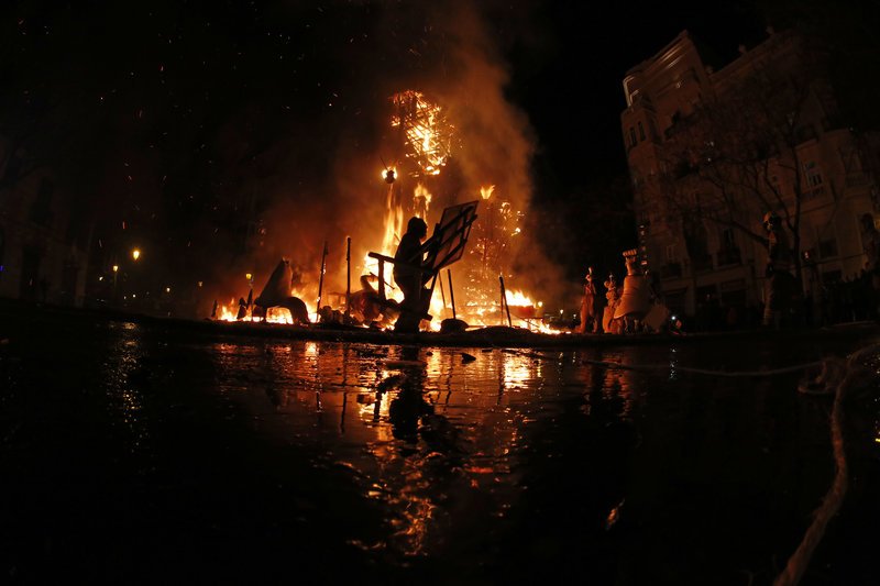 Fallas: Το αλλόκοτο φεστιβάλ της Ισπανίας -Φτιαχνουν τεράστια γλυπτά και τα πυρπολούν [εικόνες] | iefimerida.gr 6