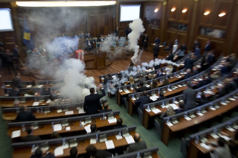 Χαοτικές σκηνές στη βουλή του Κοσόβου -Πέταξαν δακρυγόνα! [εικόνες & βίντεο]   | iefimerida.gr 1