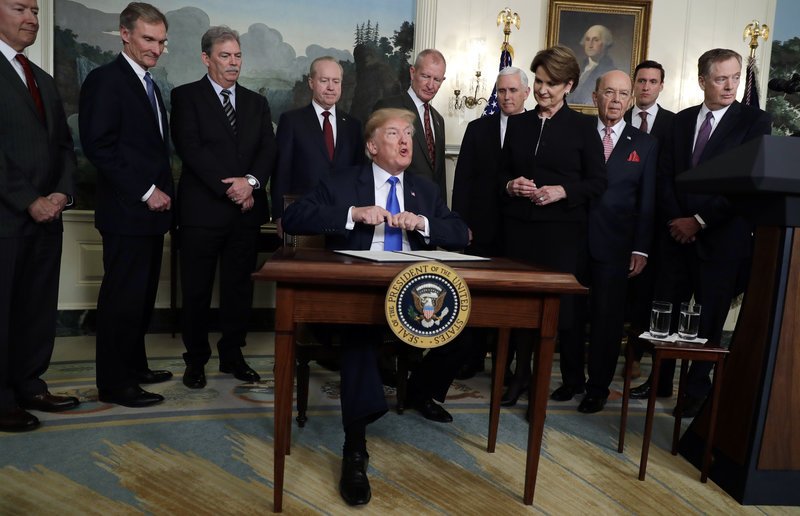 Ο Τραμπ υπέγραψε δασμούς ύψους 60 δισ. ευρώ στα κινεζικά προϊόντα [εικόνες] | iefimerida.gr 1