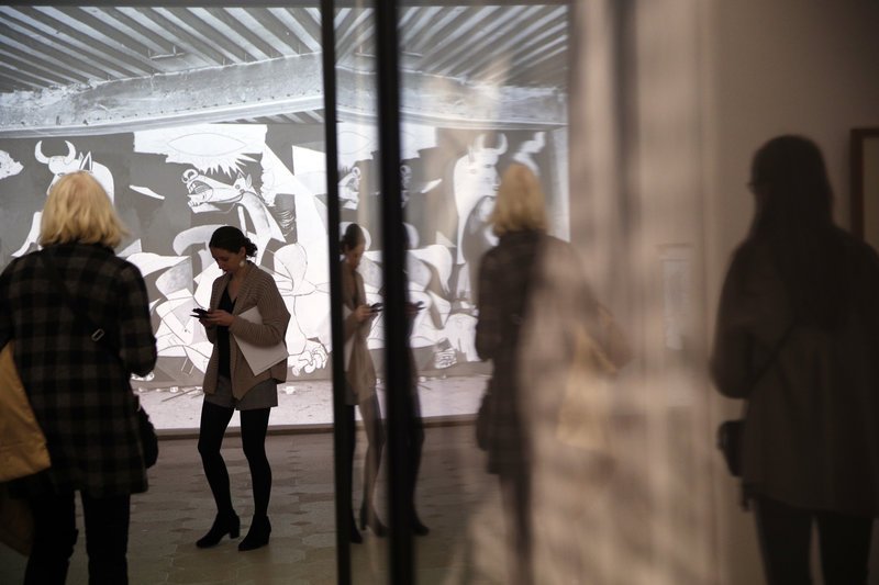 Γκερνίκα: Οταν η μούσα του Πικάσο φωτογράφιζε τα στάδια δημιουργίας του κορυφαίου έργου [εικόνες] | iefimerida.gr 2