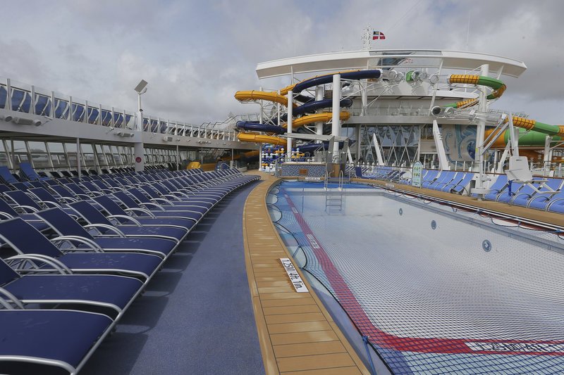 Σάλπαρε για τη Μεσόγειο η «πλωτή πόλη» -Το μεγαλύτερο κρουαζιερόπλοιο του κόσμου [εικόνες & βίντεο]  | iefimerida.gr 0