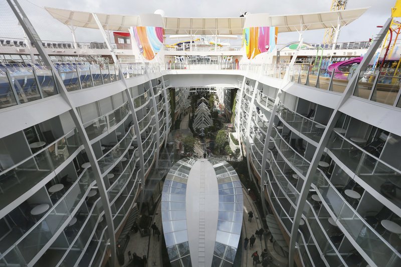 Σάλπαρε για τη Μεσόγειο η «πλωτή πόλη» -Το μεγαλύτερο κρουαζιερόπλοιο του κόσμου [εικόνες & βίντεο]  | iefimerida.gr 1