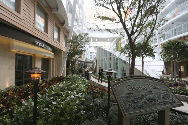 Σάλπαρε για τη Μεσόγειο η «πλωτή πόλη» -Το μεγαλύτερο κρουαζιερόπλοιο του κόσμου [εικόνες & βίντεο]  | iefimerida.gr 2