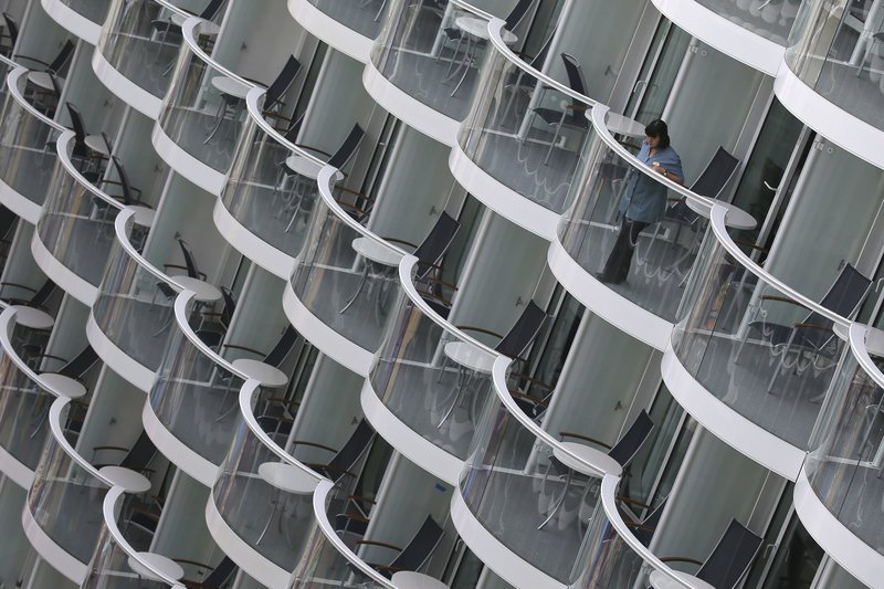 Σάλπαρε για τη Μεσόγειο η «πλωτή πόλη» -Το μεγαλύτερο κρουαζιερόπλοιο του κόσμου [εικόνες & βίντεο]  | iefimerida.gr 5