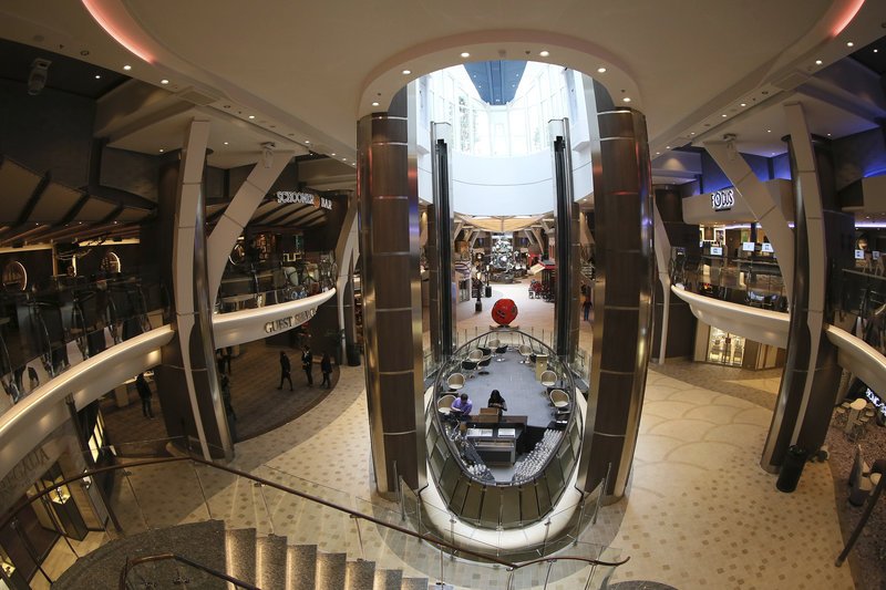 Σάλπαρε για τη Μεσόγειο η «πλωτή πόλη» -Το μεγαλύτερο κρουαζιερόπλοιο του κόσμου [εικόνες & βίντεο]  | iefimerida.gr 7