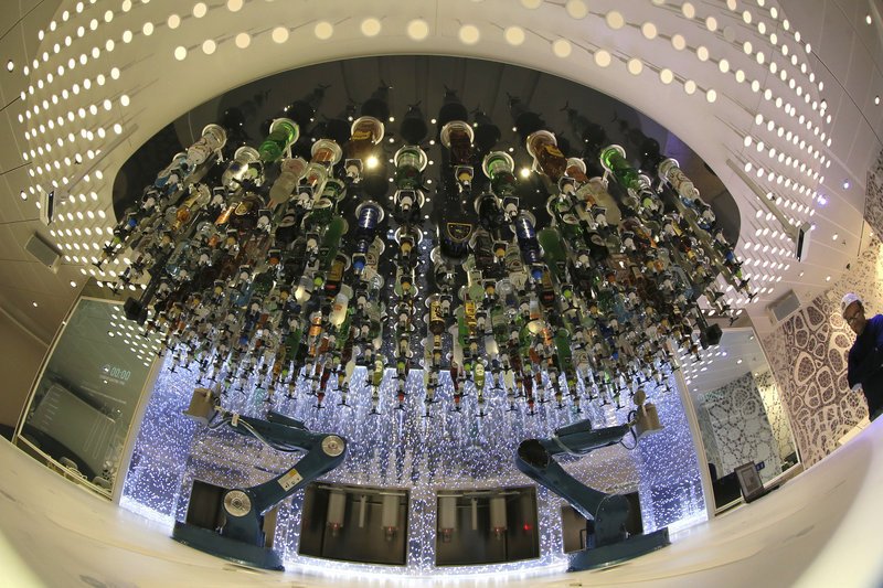 Σάλπαρε για τη Μεσόγειο η «πλωτή πόλη» -Το μεγαλύτερο κρουαζιερόπλοιο του κόσμου [εικόνες & βίντεο]  | iefimerida.gr 11