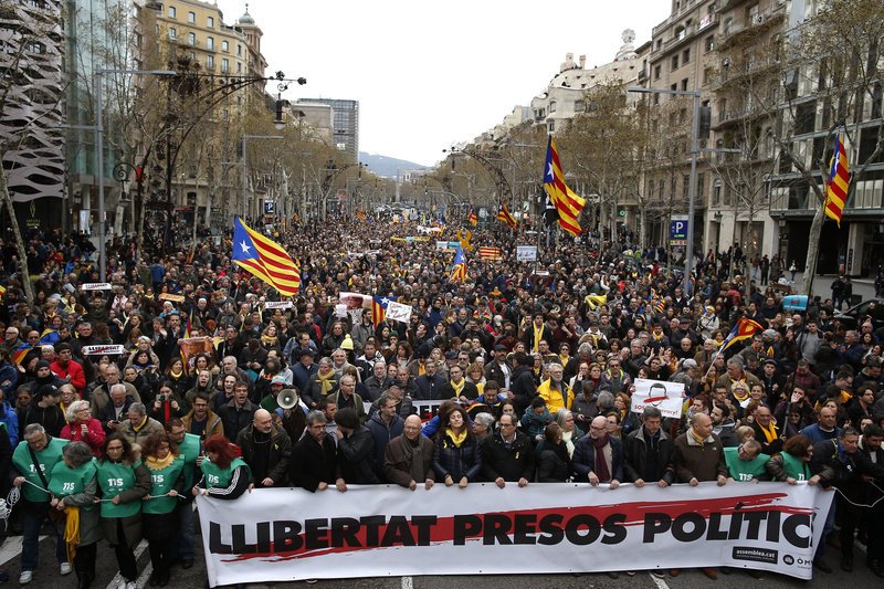 Οδηγείται ενώπιον δικαστή ο Πουτζδεμόν -Μεγάλη διαδήλωση διαμαρτυρίας στη Βαρκελώνη [εικόνες] | iefimerida.gr 1