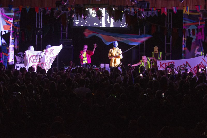 «Ξαναχτύπησαν» οι Pussy Riot: Τραγούδησαν κατά του Τραμπ στις ΗΠΑ [εικόνες]  | iefimerida.gr 1