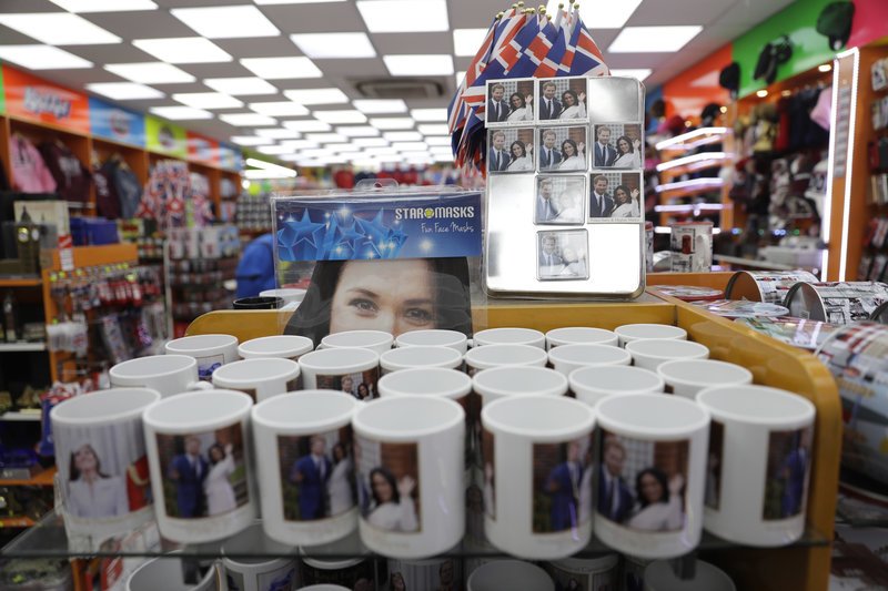 Φρενίτιδα με σουβενίρ για τον πριγκιπικό γάμο -Μπύρες, σερβίτσια, μέχρι και προφυλακτικά [εικόνες] | iefimerida.gr 3