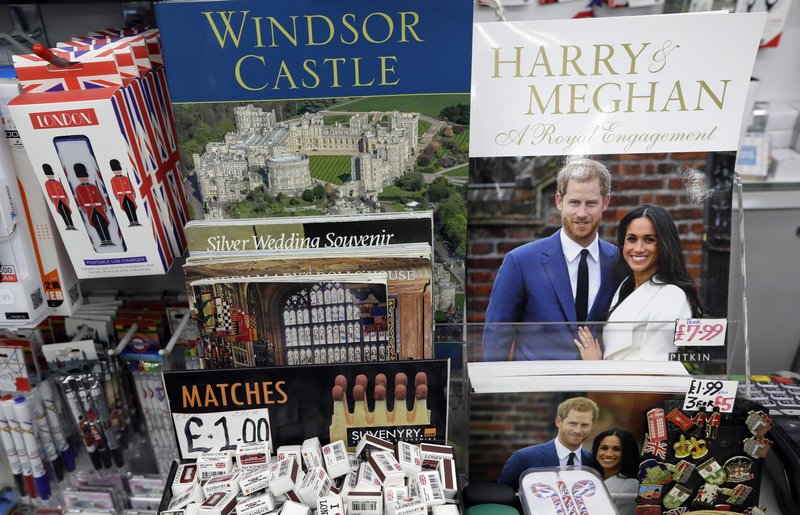 Φρενίτιδα με σουβενίρ για τον πριγκιπικό γάμο -Μπύρες, σερβίτσια, μέχρι και προφυλακτικά [εικόνες] | iefimerida.gr 5