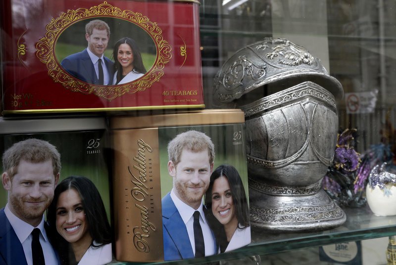 Φρενίτιδα με σουβενίρ για τον πριγκιπικό γάμο -Μπύρες, σερβίτσια, μέχρι και προφυλακτικά [εικόνες] | iefimerida.gr 0