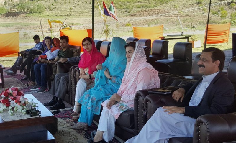 Πίσω στη γενέτειρά της η Μαλάλα -Το κορίτσι που γλίτωσε από τους Ταλιμπάν [εικόνες & βίντεο] | iefimerida.gr 1