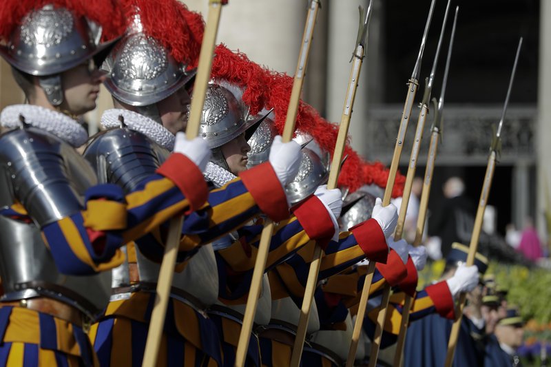 «Λίφτινγκ» στην Ελβετική φρουρά του Πάπα- Αλλάζει τα μεταλλικά κράνη με πλαστικά | iefimerida.gr 1