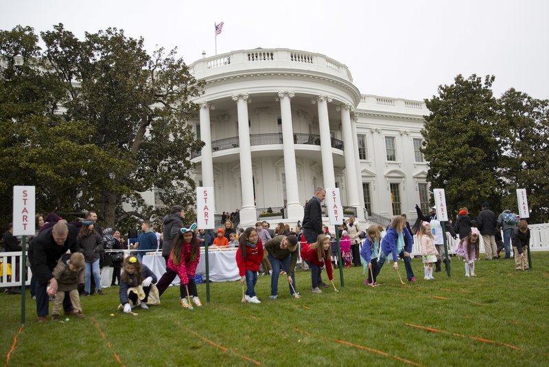 Το αδιαχώρητο στον Λευκό Οίκο -Ολοι κυνηγούν στους κήπους πασχαλινά αβγά [εικόνες] | iefimerida.gr 6
