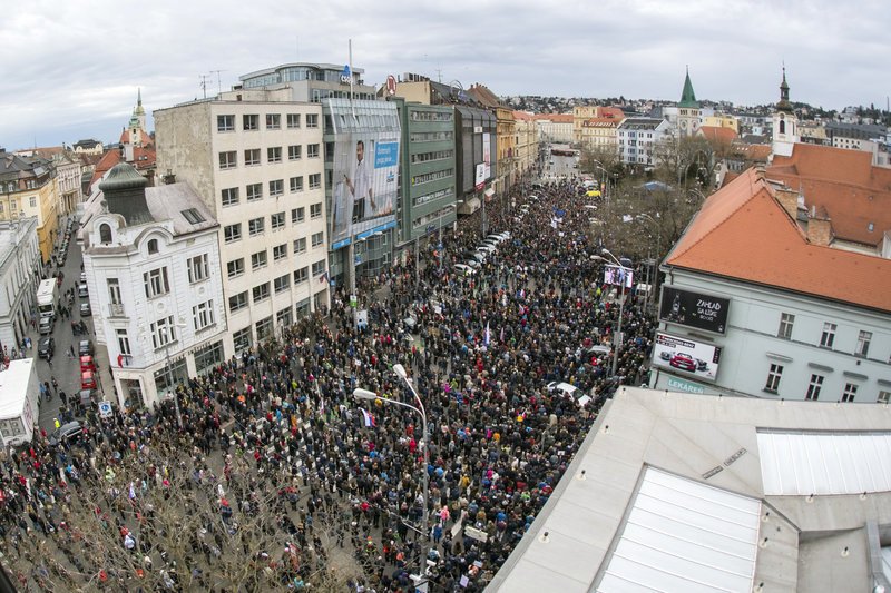 Σλοβακία: Χιλιάδες στους δρόμους, απαιτούν να φύγει ο αρχηγός της Αστυνομίας [εικόνες] | iefimerida.gr 0
