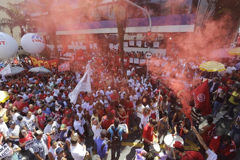 Βραζιλία: Ο Λούλα αψήφησε το τελεσίγραφο των Αρχών να παραδοθεί | iefimerida.gr 0