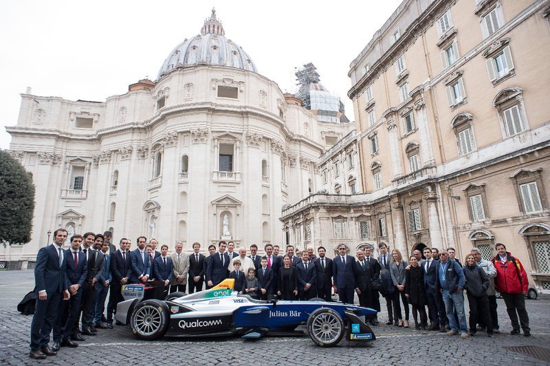 Ο Πάπας Φραγκίσκος ευλόγησε Formula που θα τρέξει σε αγώνες το Σάββατο [εικόνες] | iefimerida.gr 0