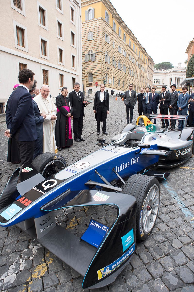 Ο Πάπας Φραγκίσκος ευλόγησε Formula που θα τρέξει σε αγώνες το Σάββατο [εικόνες] | iefimerida.gr 3